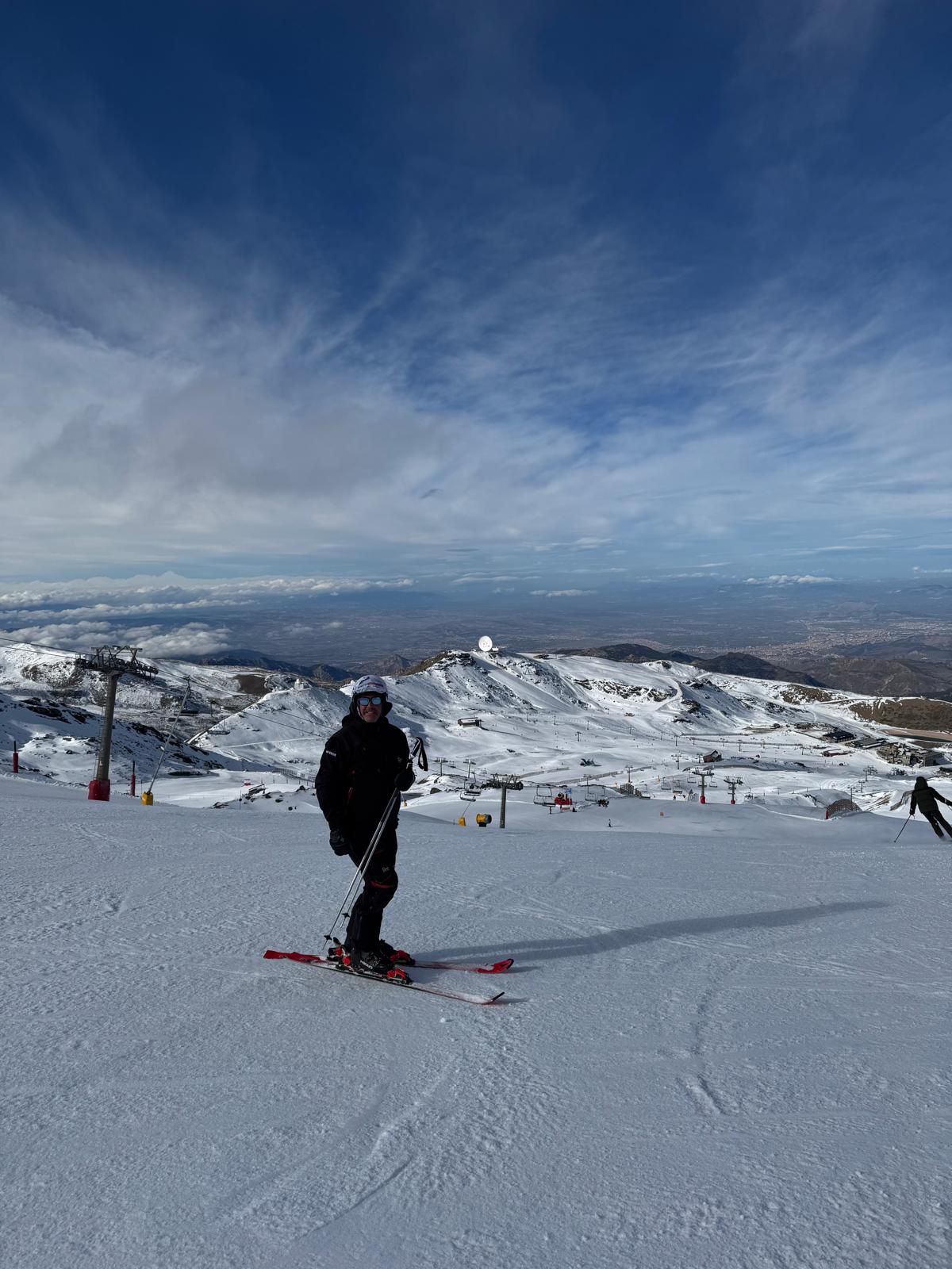 Alumno en la cumbre de Sierra Nevada con vista panorámica
